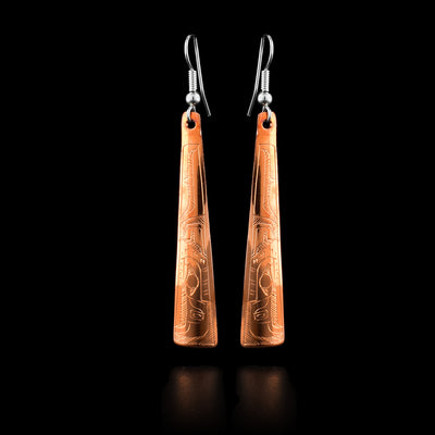 These long dangle bar earrings have long, tin hangs made form copper. The hangs are triangular and there is a depiction of the Eagle legend carved into them. The Eagle is facing downwards and its head is detailed at the widest point at the bottom of the hangs. Above it, its wing is designed.
