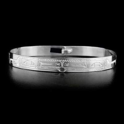 This sterling silver clasp bracelet has two depictions of the Raven carved into the surface of the band. The Ravens are depicted facing each other at the top of the band.