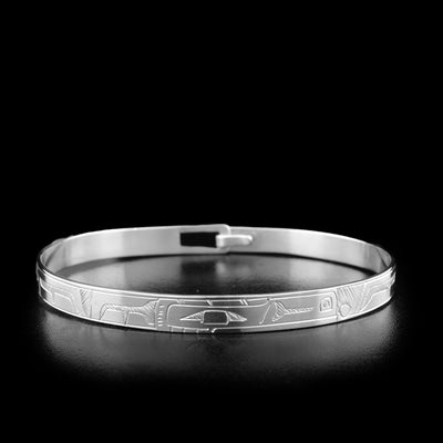 This sterling silver Raven bracelet depicts the face of the Raven on the front. The rest of its body is depicted around the bracelet. There is a clasp in the back.