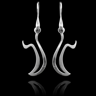 These sterling silver long dangling earrings have thin hangs that drop down and curve upwards. The hangs depict a Haida Gwaii character.