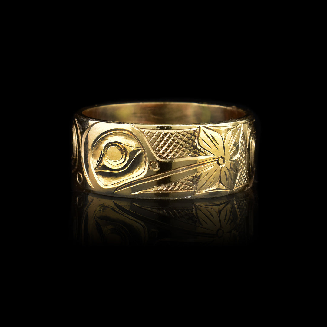 This hummingbird ring has the head of the hummingbird facing the right with its beak drinking from a flower in the center.