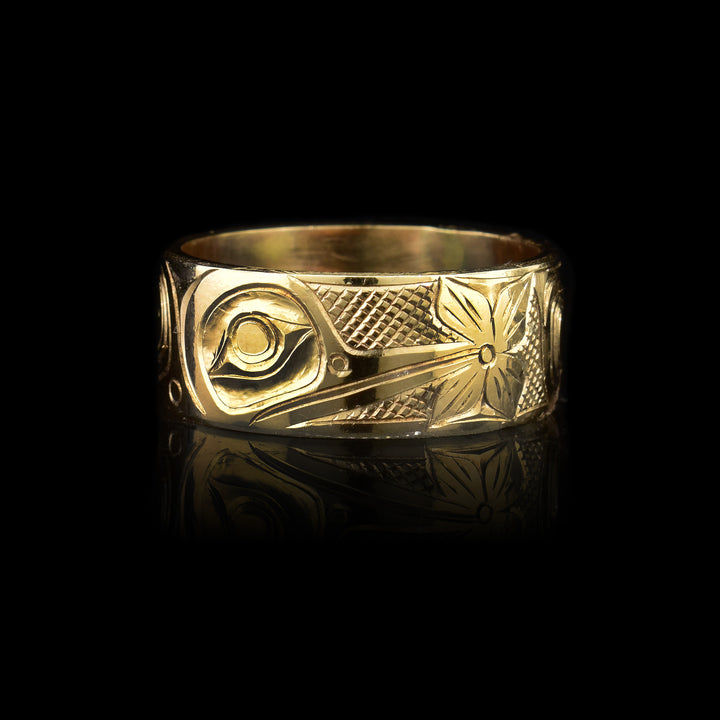 This hummingbird ring has the head of the hummingbird facing the right with its beak drinking from a flower in the center.