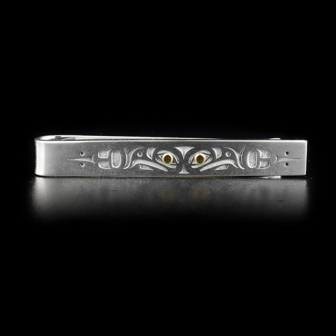 This Eagle tie clip features two eagles facing away from one another with their wings spread. Each eagle has a 14k yellow gold accent in their eye.