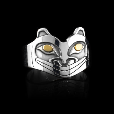 This gold and silver ring has been made using sterling silver and 14K gold and has a single band that becomes more wide at the top of it. There is a depiction of the head of the Bear that has been cast into the surface of the wide portion of the ring. The designs are deep and the eyes of the Bear are made using the gold.