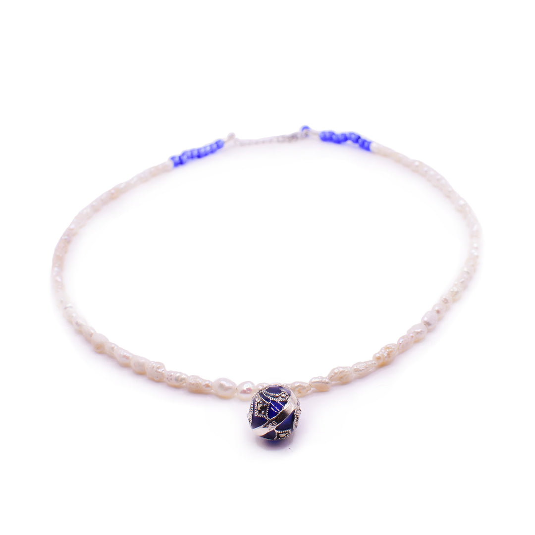 Secondary photo shows the full layout of the pearl bead necklace on a white background.