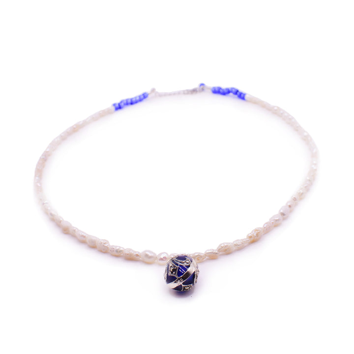 Secondary photo shows the full layout of the pearl bead necklace on a white background.