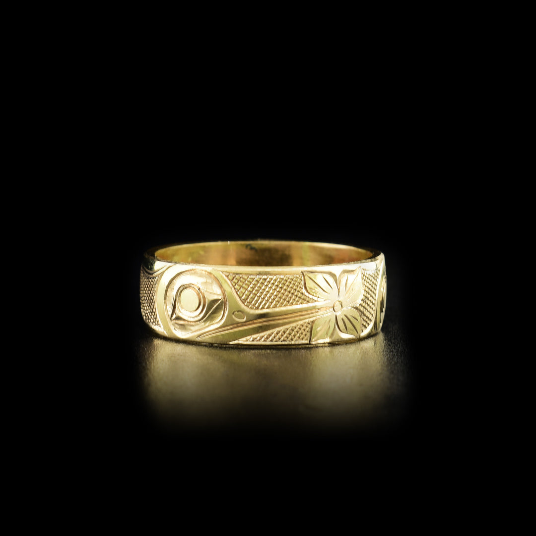 This 14K gold Hummingbird ring has carvings on the surface of its band that depict the Hummingbird and a flower.