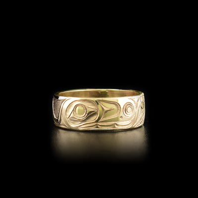 This 14K gold ring has deep carvings on the surface of it that depict the Orca.