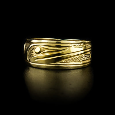 This 14K gold ring has a single band with a hummingbird carved into it.