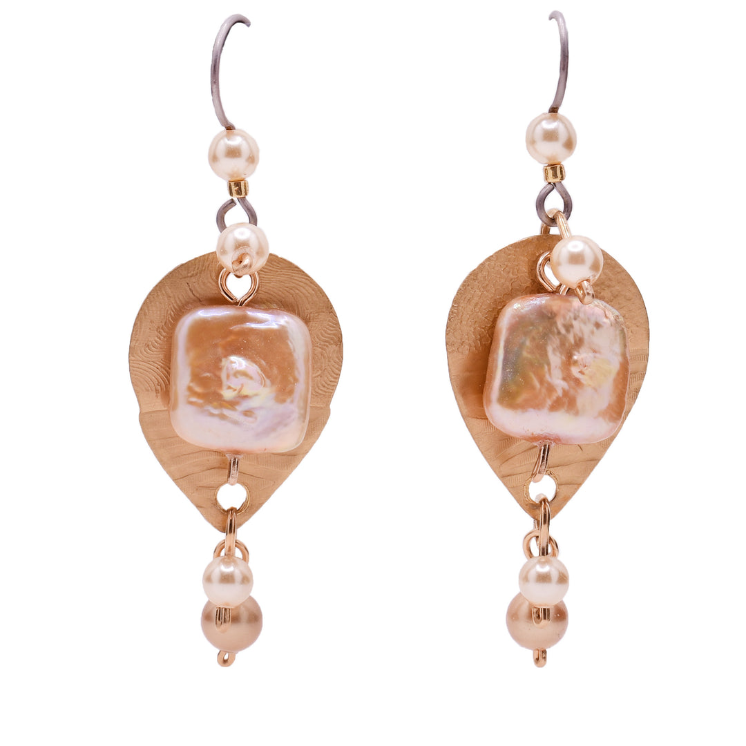 Dangle earrings made of freshwater pearls, handworked brass, goldfilled wire and crystal pearls. Titanium hooks. By Honica.