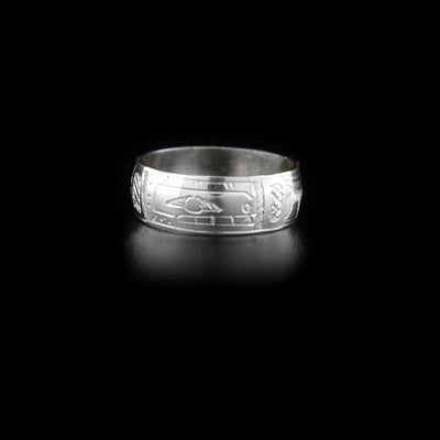 Sterling silver ring depicting an orca with a 0.3” wide band.