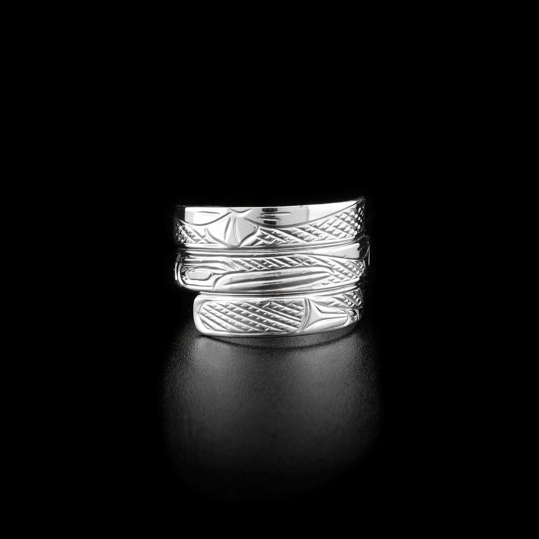 Front of ring showing hummingbird’s face in middle section. Top wrap has a flower, bottom wrap has end of hummingbird’s body. Background is cross-hatching.
