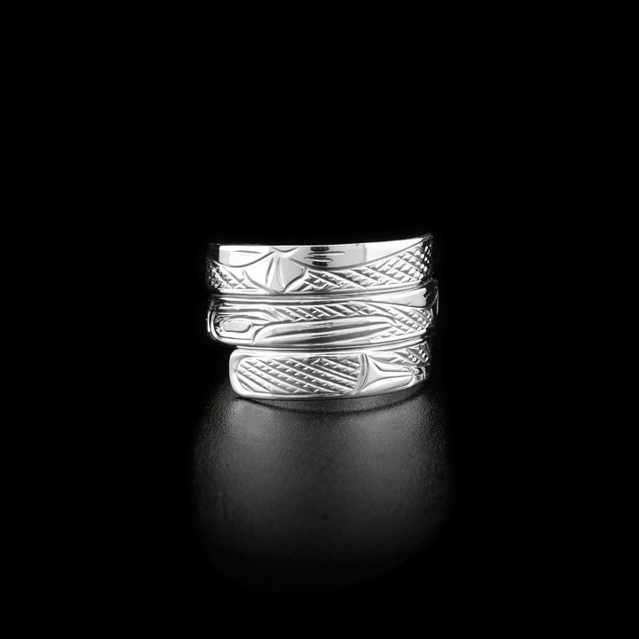 Front of ring showing hummingbird’s face in middle section. Top wrap has a flower, bottom wrap has end of hummingbird’s body. Background is cross-hatching.
