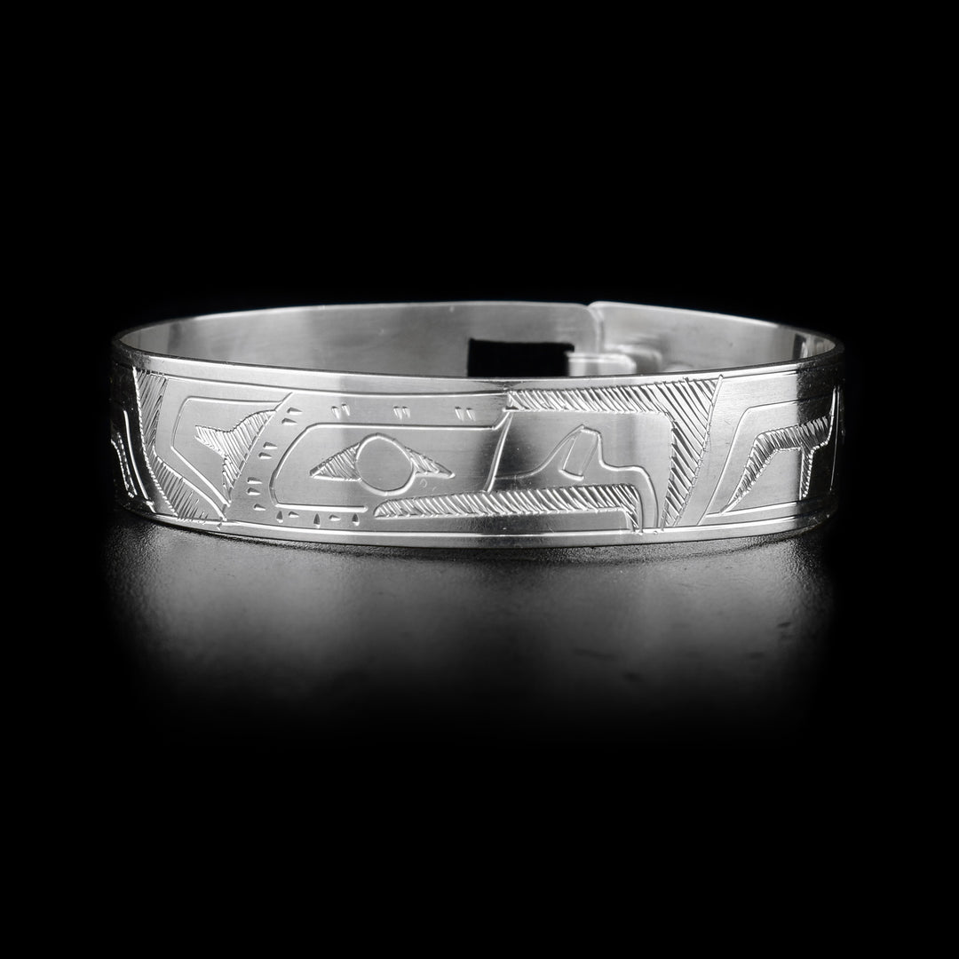 This sterling silver Eagle bracelet depicts the head of the Eagle, with the rest of the body being depicted aroung the bracelet. There is a clasp in the back.