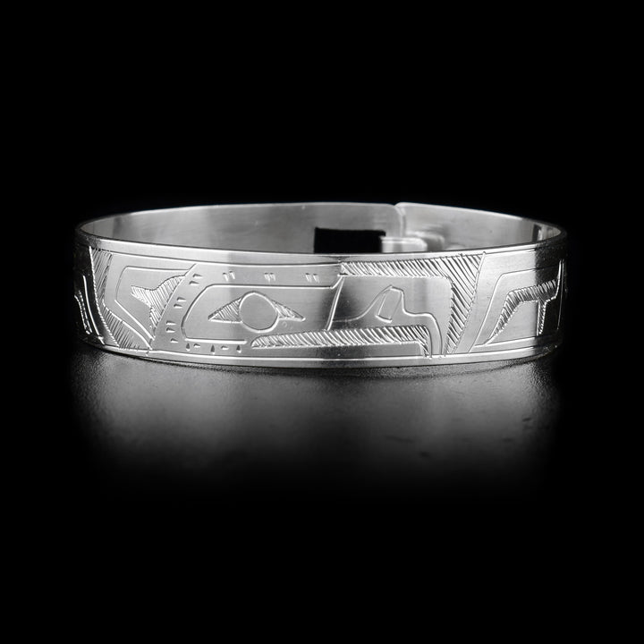 This sterling silver Eagle bracelet depicts the head of the Eagle, with the rest of the body being depicted aroung the bracelet. There is a clasp in the back.