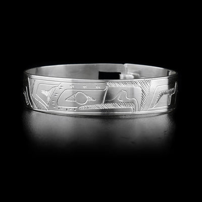 This sterling silver bracelet depicts the head of the Eagle, with the rest of the body being depicted aroung the bracelet. There is a clasp in the back.