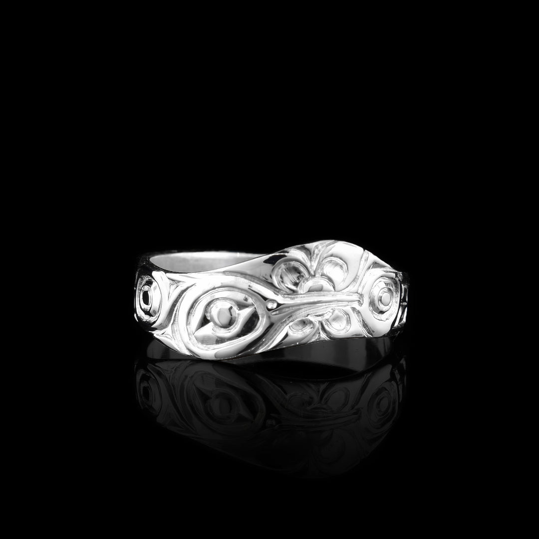 Elegant sterling silver wavy band ring featuring a hand-carved hummingbird design.