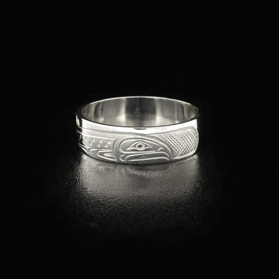 This salmon ring has the side-view of a full-bodied salmon facing the right.
