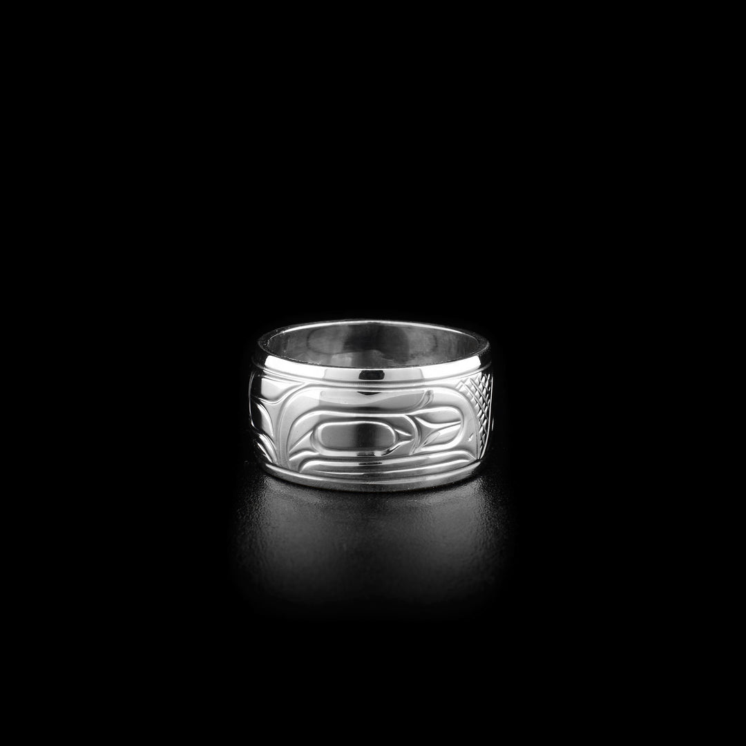Front of ring. Side view of raven’s face. Background is cross-hatching.