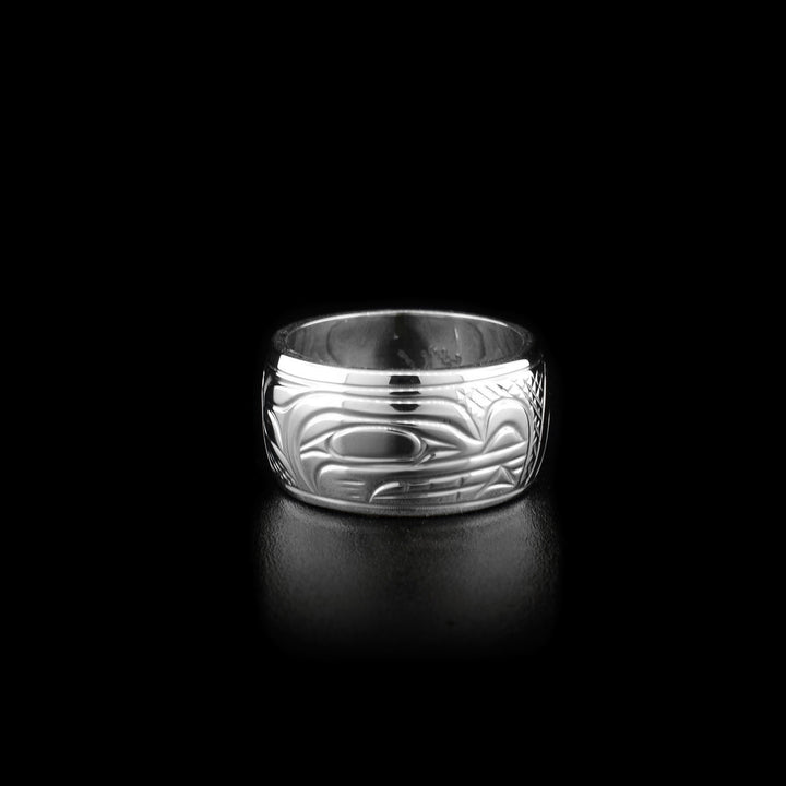 Front of ring. Side view of wolf’s face. Background is cross-hatching.