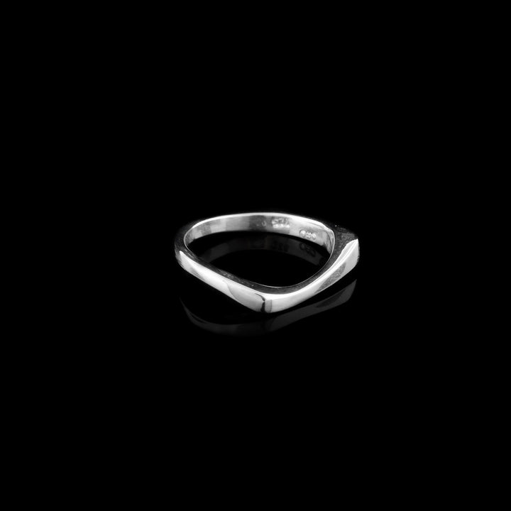 Ring is smooth all the way around and has squared top. Ring is bent into having a wavy appearance.