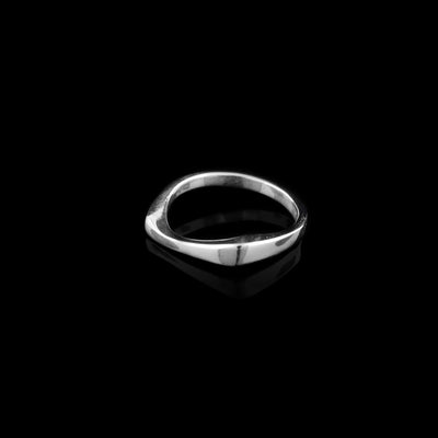 Ring is smooth all the way around and has squared top. Ring is bent into having a wavy appearance.