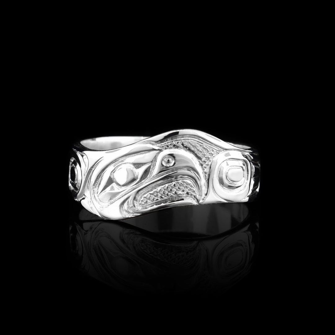 This wavy band ring is crafted from thin sterling silver and features a side-view carving of an Eagle’s head on its surface. Surrounding the central image are additional details that beautifully capture the essence of the Eagle.
