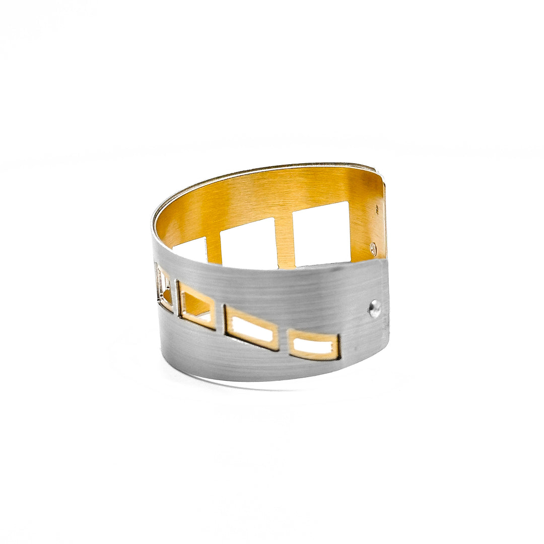 Side-view of bracelet showing slimmest side.