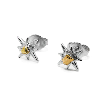 These gold nugget stud earrings are made from sterling silver and depict a shining north star. In the center of the earrings are brilliant, 22K gold nuggets.