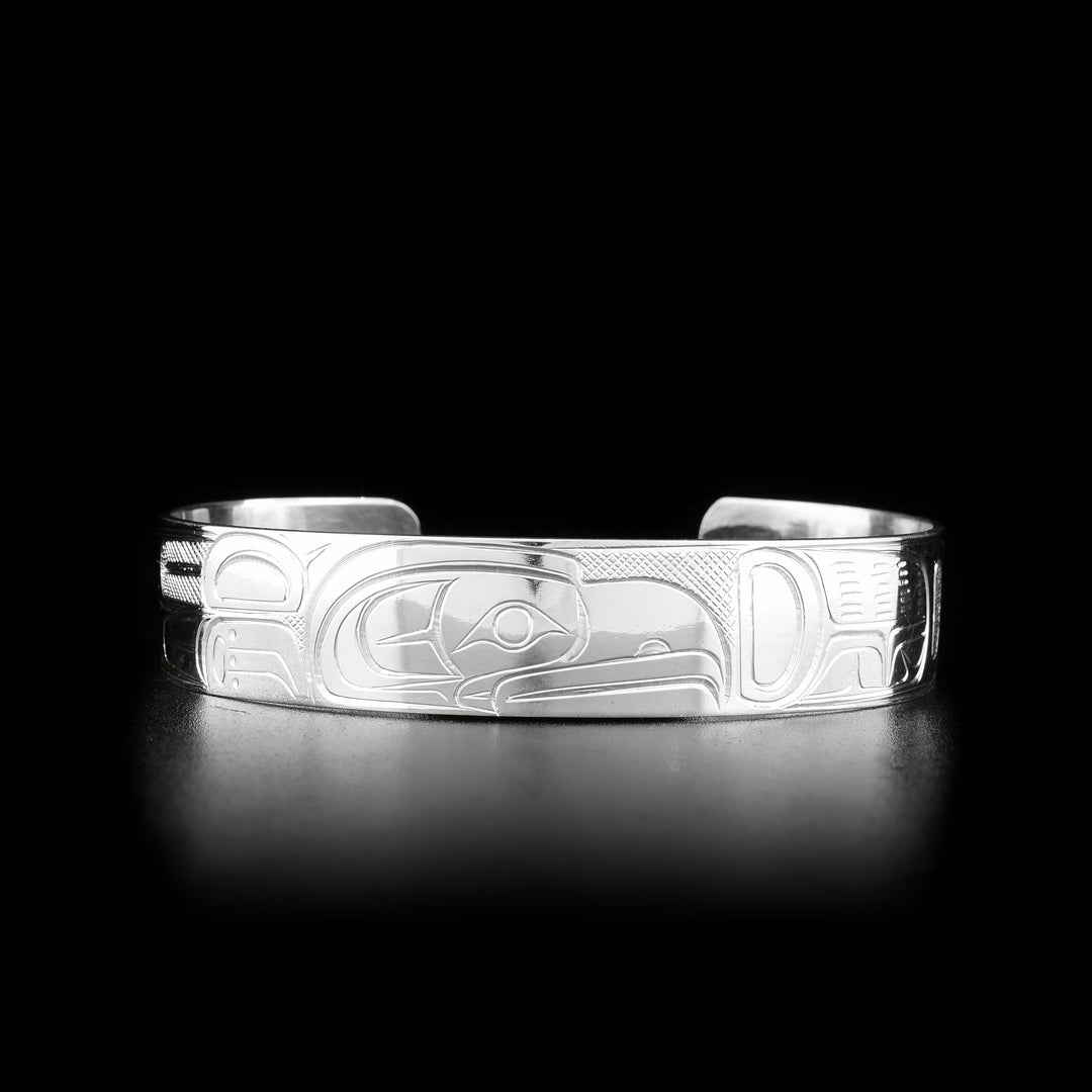 This sterling silver bangle bracelet has a single band with a gap in the back and there is a gorgeous depiction of the Eagle carved into the surface of the band.