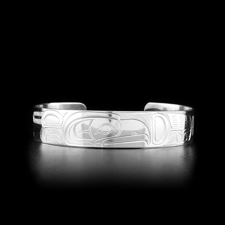 This sterling silver bangle bracelet has a single band with a gap in the back and there is a gorgeous depiction of the Eagle carved into the surface of the band.