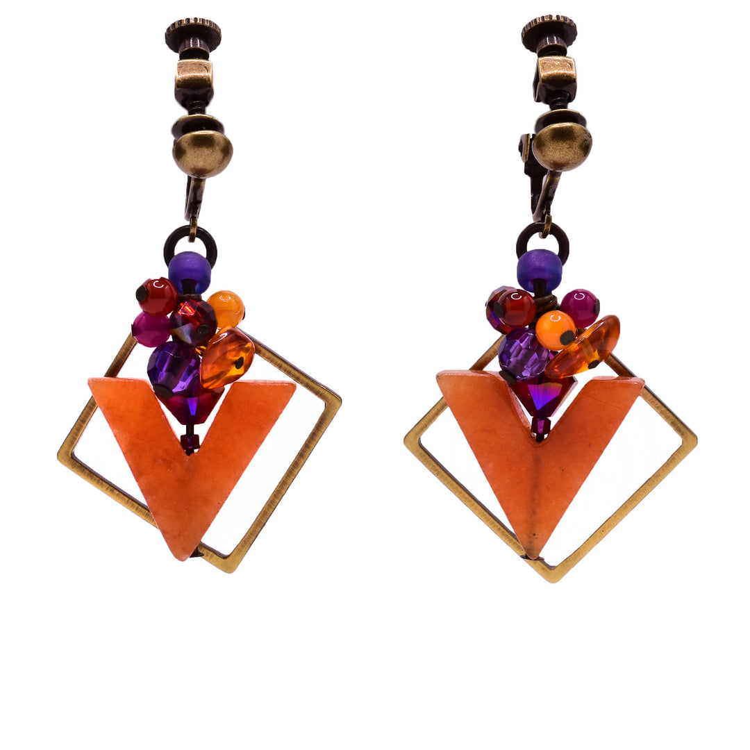 Tribal clip earrings made of amber, amethyst, glass, carnelian agate, Austrian crystal, dyed jade, mother of pearl and aventurine. By Honica.