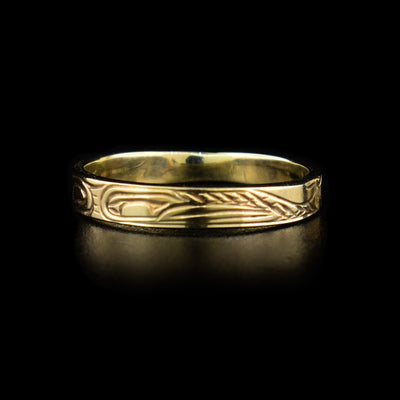 This 14K gold ring has a single thin band with a hummingbird carved into it.