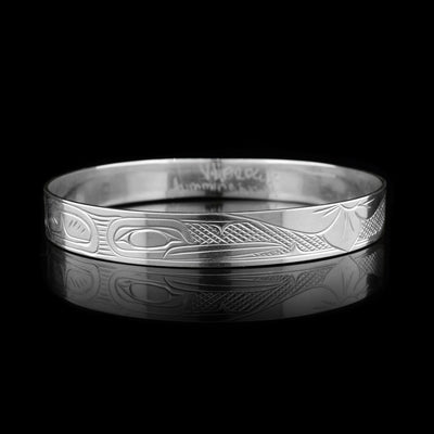 This Hummingbird bracelet bangle is made from sterling silver and has a single thin band. There are carvings across the surface of the band that depict the Hummingbird.