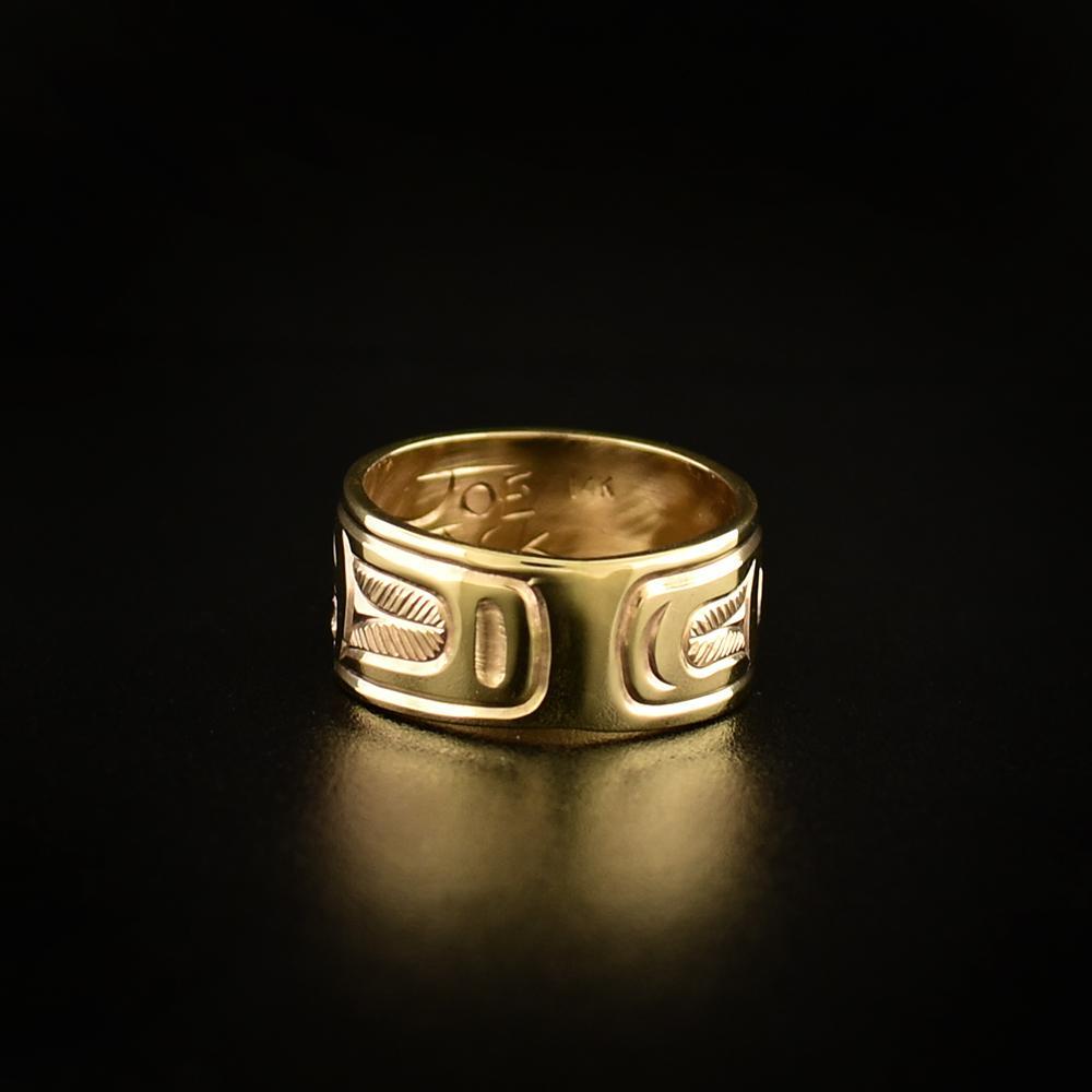 This 14K gold Eagle ring has a single, wide band that tapers slightly. There is a depiction of the Hummingbird carved into the band.