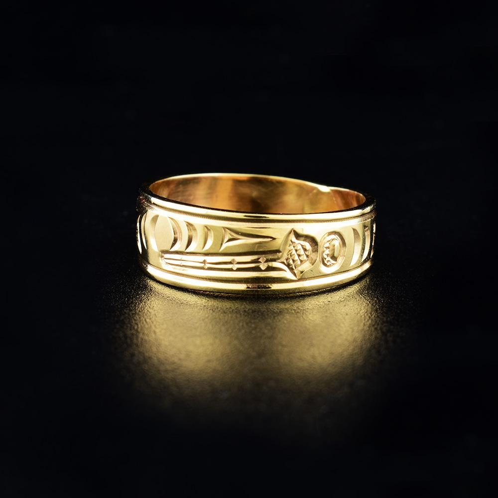 This Orca ring is made from 14K gold and has a single band that tapers slightly at the back. There are carvings on the surface of this solid gold ring that depict the Orca.