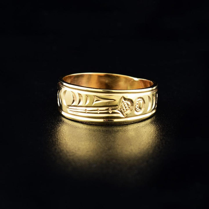 This Orca ring is made from 14K gold and has a single band that tapers slightly at the back. There are carvings on the surface of this solid gold ring that depict the Orca.