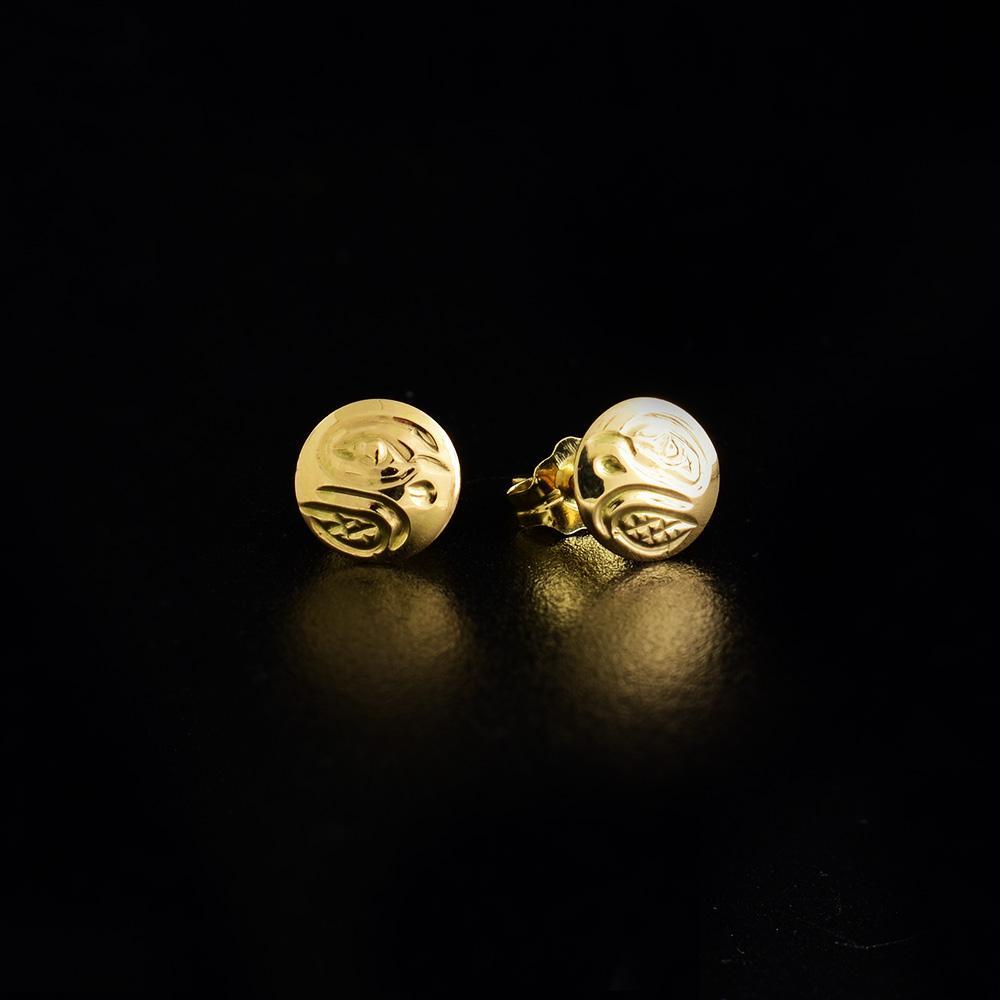These 14K gold stud earrings are small and circular. There are depictions of the Eagle carved into the surface of the studs.