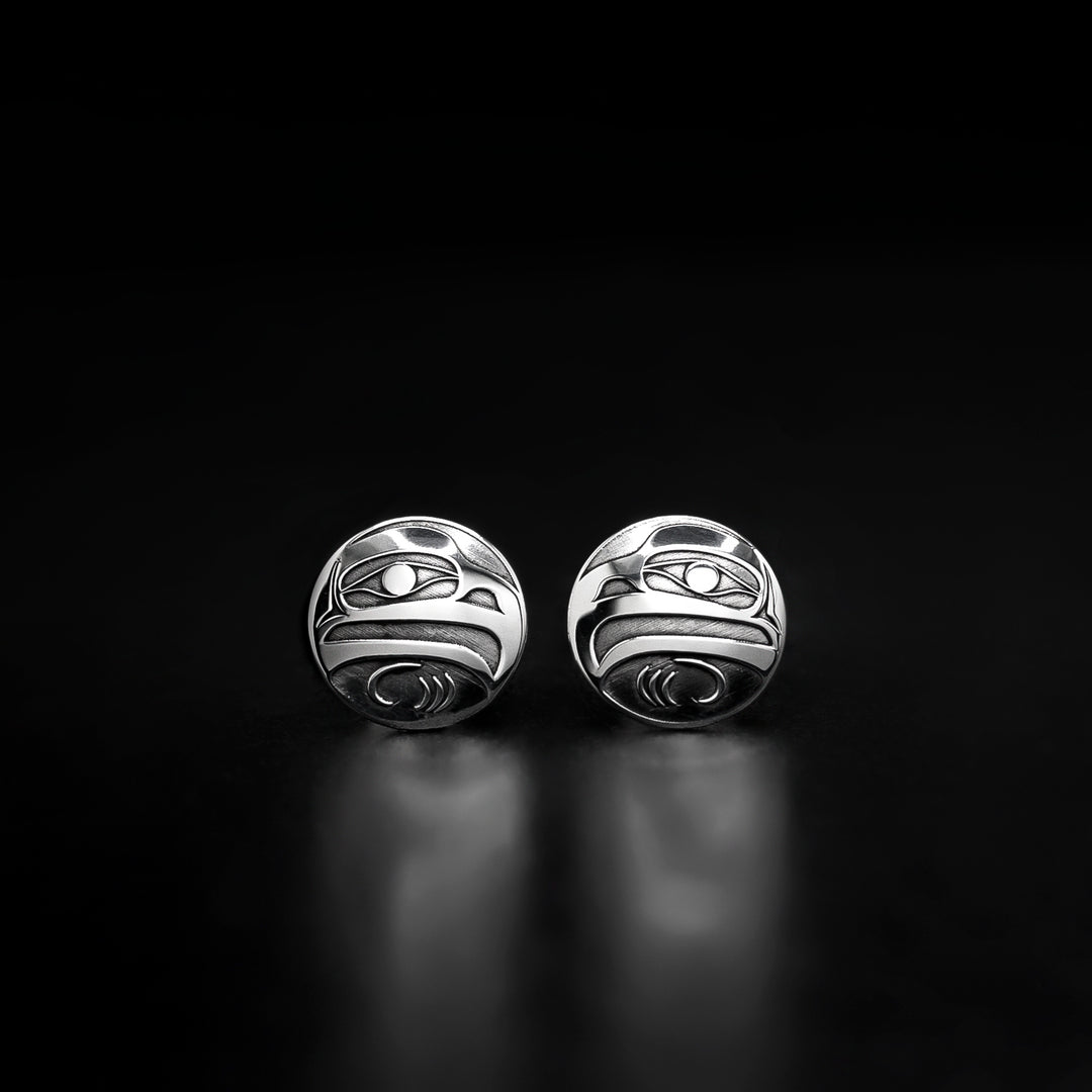 These Eagle earrings studs are made form sterling silver and have a small, circle shape. There are depictions of the Eagle that have been cast into the surface of them.