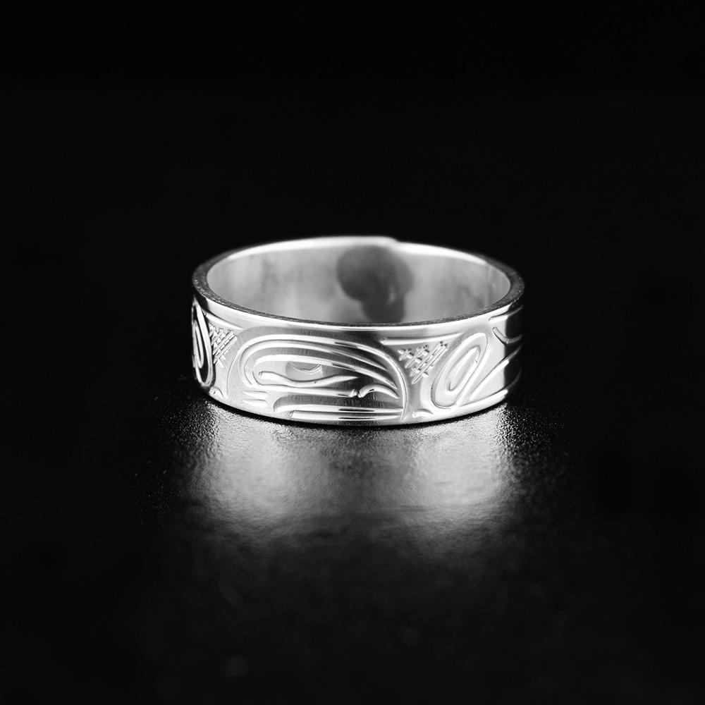 This Orca ring is made from sterling silver and has a single band with a depiction of the Orca carved into the surface of it.