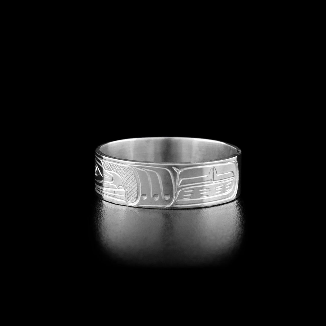 Right angle photo of the ring shows carved designs representing the bear's second paw and its fur.