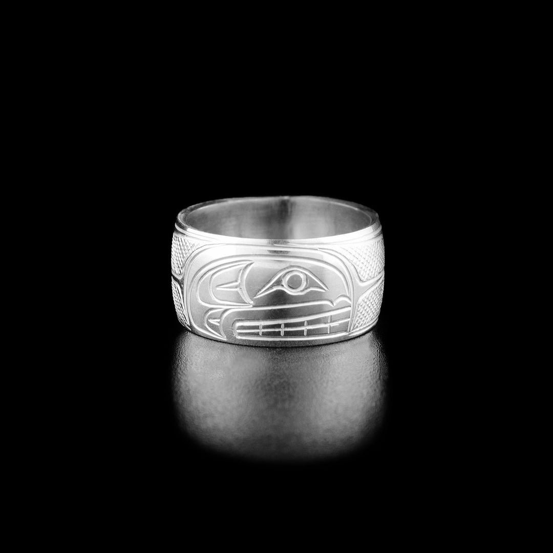 This orca ring has the profile of an orca's head facing towards the right with teeth showing. On both sides are its fins and body.