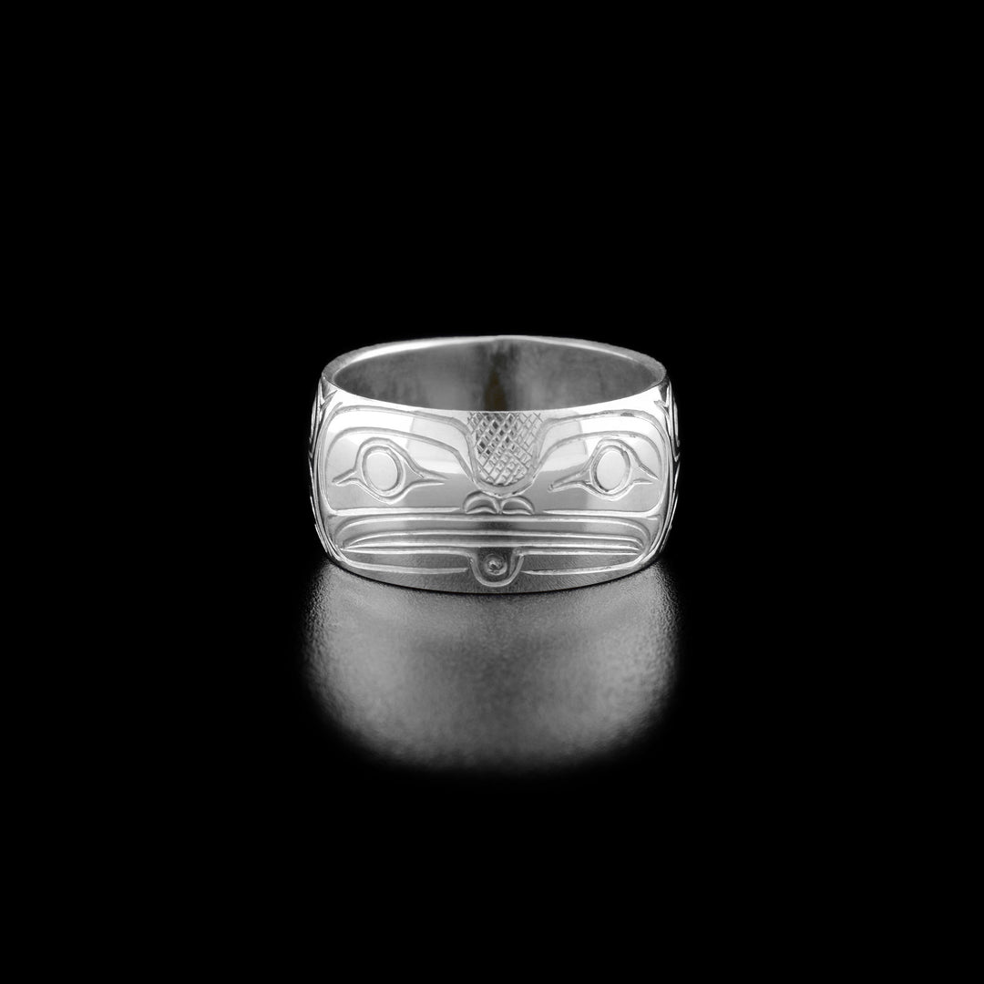 This frog ring has the head of a frog facing forward in the center of the ring with its tongue sticking out.