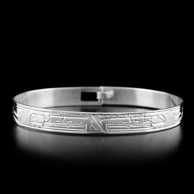 This eagle bracelet has the heads of two eagles facing each other in the center.