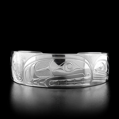 This orca bracelet has the profile of an orca's head facing the right in the center of the bracelet.