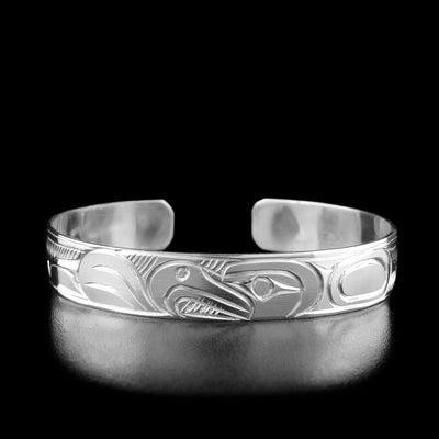 The center of this eagle bracelet has the profile of an eagle's head with a pointy beak facing the left.