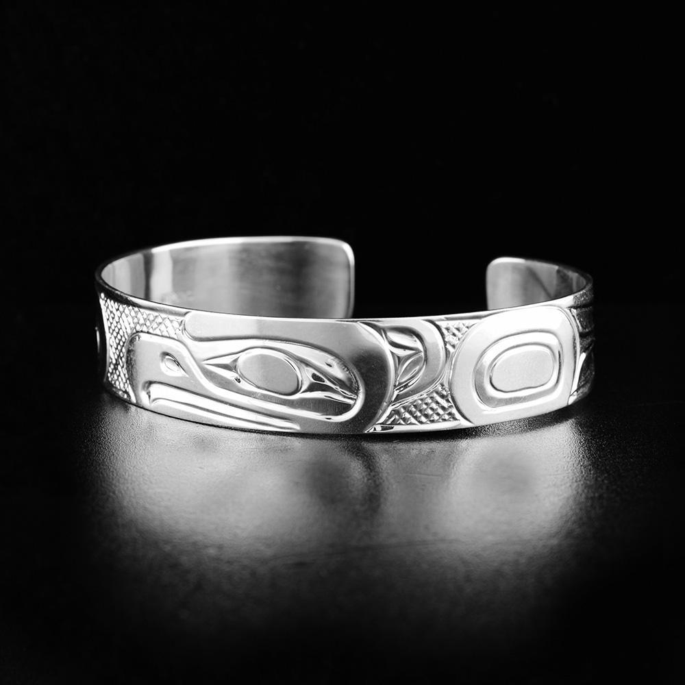 This Eagle bracelet is made from sterling silver and has a single band with a gap in the back of it. There are chunky carvings that depict the Eagle on the surface of the band.