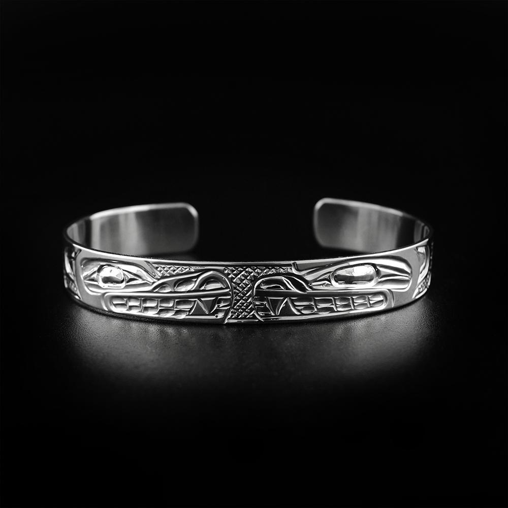 This Wolf and Bear bracelet has a single, thin and sterling silver band with a gap in the back. There are carvings made across the surface of the piece depicting the Wolf and the Bear.