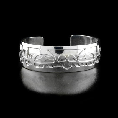 The center of this orca bracelet has the profile of two orca heads facing towards each other with open mouths, touching at the nose.