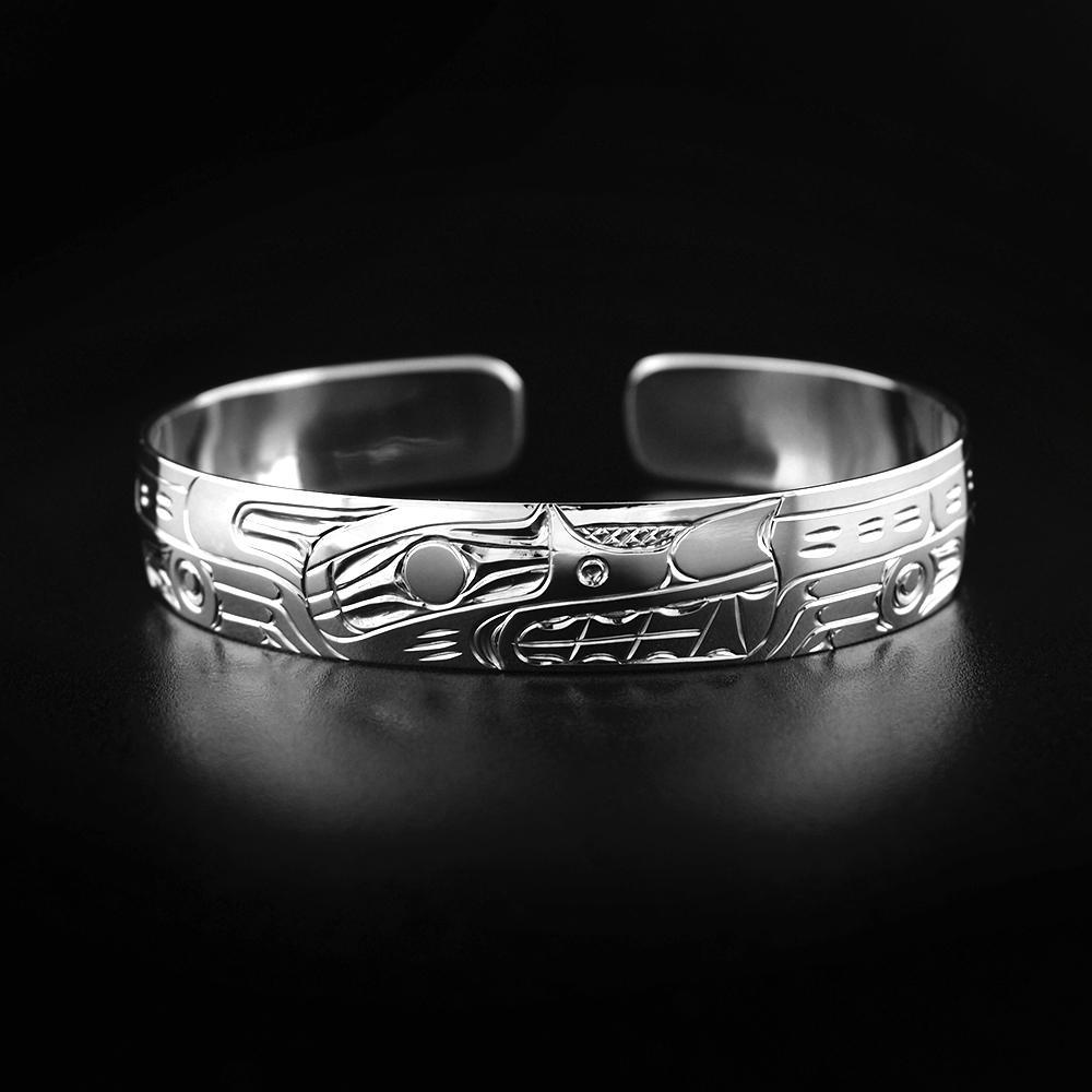 This Wolf bracelet cuff is made from sterling silver and has a single band with a gap in the back. There are chunky carvings on the surface of the band that depict the Wolf.